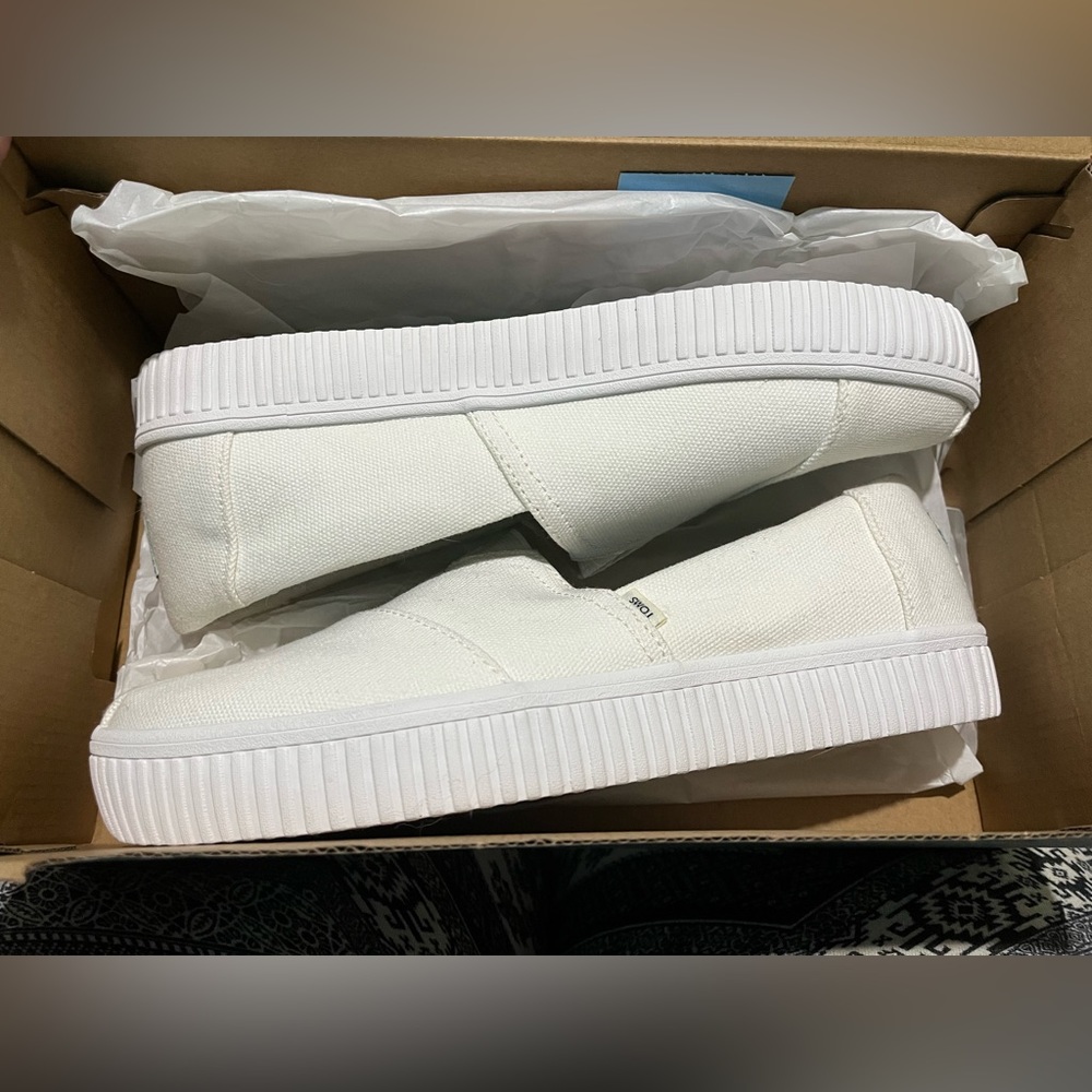 Brand new Toms size 9 women’s
